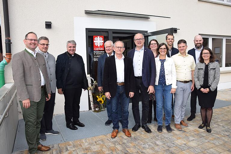 Die Sozialstation St. Sebastian eröffnete ihr neu bezogenes Domizil im ehemaligen Pfarrhaus von Karlburg (von links): Bürgermeister Michael Hombach, Dekan Simon Mayer, Domkapitular Clemens Bieber, Manfred Goldkuhle, Architekt Bernhard Straub, Achim Höfling, Stephanie Kitz, Vorsitzende Claudia Jung, Benedikt Kaufmann, Florian Schüssler, Geschäftsführer Ferdinand Elfert und Landrätin Sabine Sitter. Die Sozialstation St. Sebastian eröffnete ihr neu bezogenes Domizil im ehemaligen Pfarrhaus von Karlburg (von links): Bürgermeister Michael Hombach, Dekan Simon Mayer, Domkapitular Clemens Bieber, Manfred Goldkuhle, Architekt Bernhard Straub, Achim Höfling, Stephanie Kitz, Vorsitzende Claudia Jung, Benedikt Kaufmann, Florian Schüssler, Geschäftsführer Ferdinand Elfert und Landrätin Sabine Sitter.