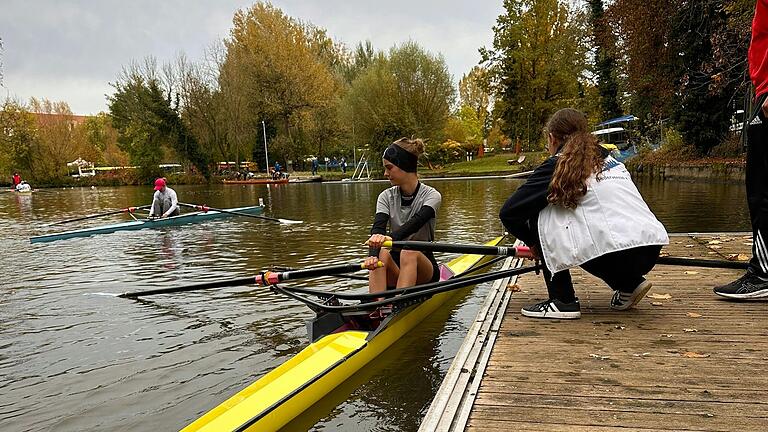 Teamwork der KRV-Jugend auch bei der Bocksbeutelregatta: Johanna Fexer und Valentin Andonov helfen Marie Feldrapp (m.) und Johanna Bilz auf Wasser. Teamwork der KRV-Jugend auch bei der Bocksbeutelregatta: Johanna Fexer und Valentin Andonov helfen Marie Feldrapp (m.) und Johanna Bilz auf Wasser.