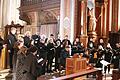 Der Kammerchor am Würzburger Dom, unter der Leitung von Domkapellmeister Alexander Rüth (rechts) begeisterte bei seinem Auftritt „Bach Immortal“ in St. Mauritius Wiesentheid. In der Reihe „Musik und Kunst in St. Mauritius“ gab es am vorletzten Novembersamstagabend tolle Vokal-Chormusik zu hören.