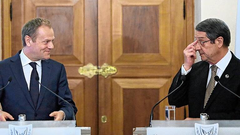 European Council President Donald Tusk visits Cyprus - Bringt der zypriotische Präsident Nikos Anastasiades (rechts) den geplanten EU-Deal mit der Türkei zu Fall? Gegenüber EU-Ratspräsident Donald Tusk hat Anastasiades mit dem Veto seines Landes gedroht. European Council President Donald Tusk visits Cyprus - Bringt der zypriotische Präsident Nikos Anastasiades (rechts) den geplanten EU-Deal mit der Türkei zu Fall? Gegenüber EU-Ratspräsident Donald Tusk hat Anastasiades mit dem Veto seines Landes gedroht.