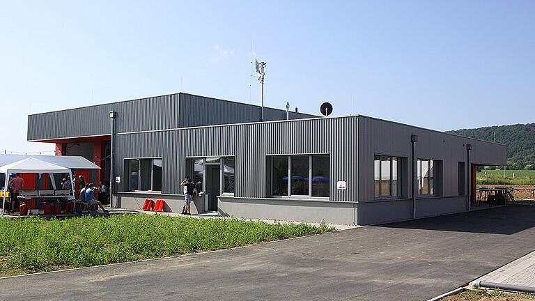 Mit grauem Blech verkleidet gibt sich das neue Feuerwehrhaus als modernes und funktionales Gebäude zu erkennen. Mit grauem Blech verkleidet gibt sich das neue Feuerwehrhaus als modernes und funktionales Gebäude zu erkennen.