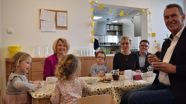 Große Gäste an kleinen Tischen: Landrätin Tamara Bischof, Oberbürgermeister Siegfried Müller und andere aßen gemeinsam mit den Kindern im BRK Kinderhaus. Große Gäste an kleinen Tischen: Landrätin Tamara Bischof, Oberbürgermeister Siegfried Müller und andere aßen gemeinsam mit den Kindern im BRK Kinderhaus.
