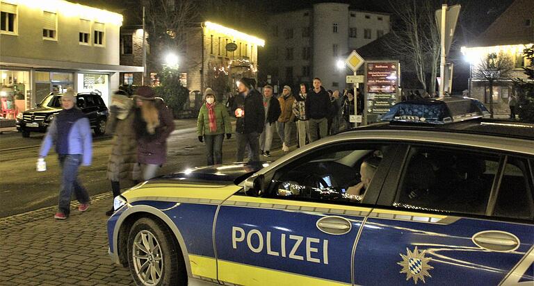 Auch in Wiesentheid fand am Montag ein Marsch von Gegnern der Corona-Maßnahmen statt. Ausgangspunkt war diesmal der Marienplatz. Auch in Wiesentheid fand am Montag ein Marsch von Gegnern der Corona-Maßnahmen statt. Ausgangspunkt war diesmal der Marienplatz.