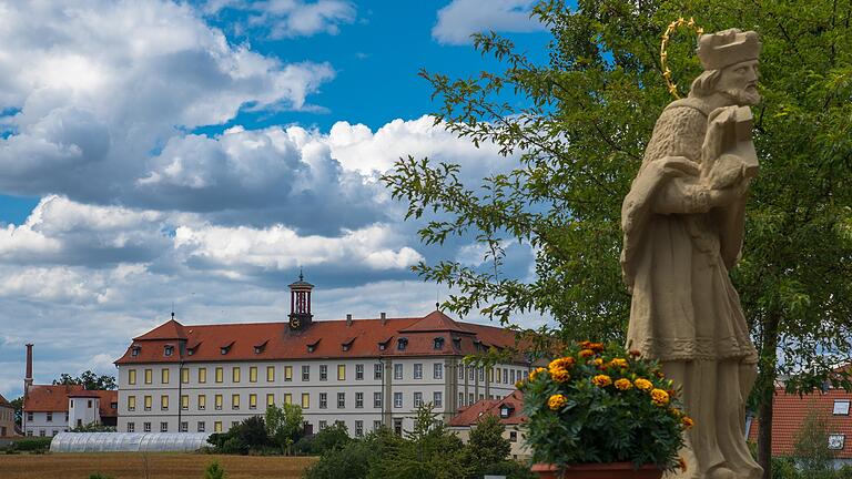 Das Kloster Heidenfeld wird zur Flüchtlingsunterkunft. Die Regierung von Unterfranken hat das leerstehende Gebäude angemietet. Im April sollen die ersten Flüchtlinge einziehen. Das Kloster Heidenfeld wird zur Flüchtlingsunterkunft. Die Regierung von Unterfranken hat das leerstehende Gebäude angemietet. Im April sollen die ersten Flüchtlinge einziehen.