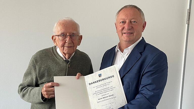 Mit großem Dank für sein Engagement verabschiedete Landrat Thomas Bold (rechts) Kreisheimatpfleger Werner Eberth.       -  Mit großem Dank für sein Engagement verabschiedete Landrat Thomas Bold (rechts) Kreisheimatpfleger Werner Eberth.