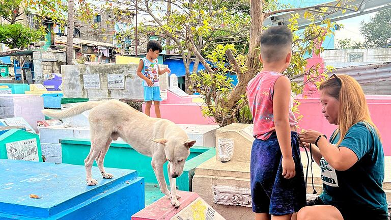 Manila North Cemetery - Der Friedhof-Slum von Manila - Viele haben sich an das Leben zwischen den Gräbern gewöhnt - aber sie träumen von Veränderung. Manila North Cemetery - Der Friedhof-Slum von Manila - Viele haben sich an das Leben zwischen den Gräbern gewöhnt - aber sie träumen von Veränderung.