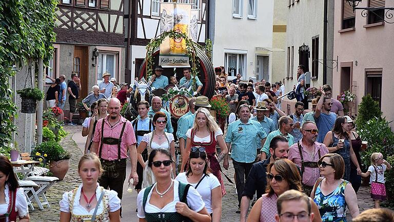 Auch begleitet von den Bedienungen, die auf der Lohrer Spessartfestwoche arbeiten, fuhr der Brauereiwagen durch die Fischergasse hinunter zum Festzelt an der Mainlände. Auch begleitet von den Bedienungen, die auf der Lohrer Spessartfestwoche arbeiten, fuhr der Brauereiwagen durch die Fischergasse hinunter zum Festzelt an der Mainlände.