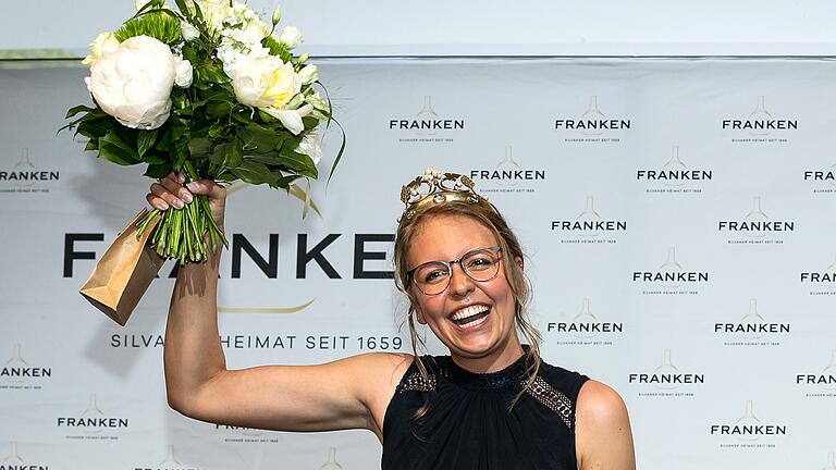 Groß war der Jubel, als Eva Brockmann am 27. Mai zur Fränkischen Weinkönigin gekürt wurde. Bei der Wahl zur Deutschen Weinkönigin tritt sie zumindest in diesem Jahr nicht an. Groß war der Jubel, als Eva Brockmann am 27. Mai zur Fränkischen Weinkönigin gekürt wurde. Bei der Wahl zur Deutschen Weinkönigin tritt sie zumindest in diesem Jahr nicht an.