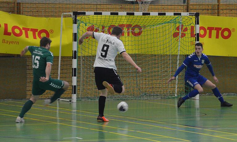 Diese vergebene Großchance von Fabian Müller (weißes Trikot) Sekunden vor dem Abpfiff gegen den TSV Großbardorf (links Kilian Wahler, rechts Keeper Luca Sturm) beim Stande von 0:1 kostete der DJK Salz/Mühlbach den möglichen Turniersieg.