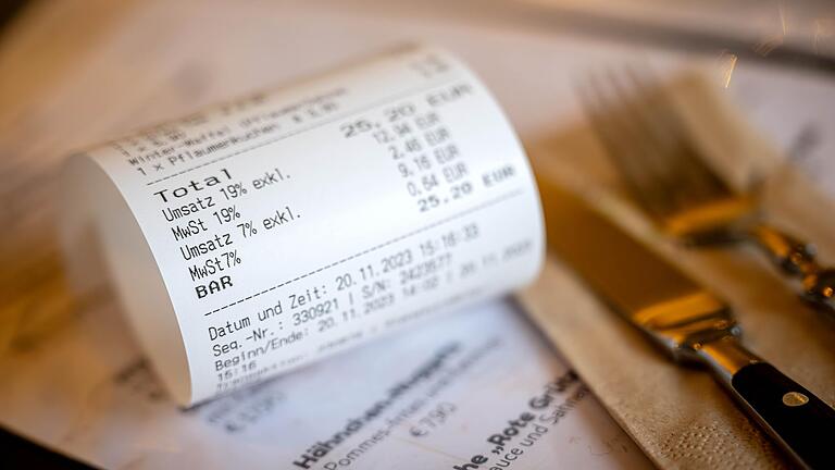 Wie beurteilen Wirte aus der Rhön die Rückkehr zu 19 Prozent Mehrwertsteuer (Symbolbild)? Die Bundesregierung hat sich darauf verständigt, dass auf Speisen in der Gastronomie von Januar 2024 an wieder eine Mehrwertsteuer von 19 statt 7 Prozent gilt. Wie beurteilen Wirte aus der Rhön die Rückkehr zu 19 Prozent Mehrwertsteuer (Symbolbild)? Die Bundesregierung hat sich darauf verständigt, dass auf Speisen in der Gastronomie von Januar 2024 an wieder eine Mehrwertsteuer von 19 statt 7 Prozent gilt.