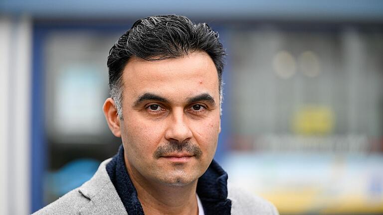 Cem Acikgöz ist Sprecher der Sultan-Süleyman-Moschee in Karlstadt (Lkr. Main-Spessart). Außerdem führt er ein Reisebüro im Berufsförderungswerk in Veitshöchheim (Lkr. Würzburg).