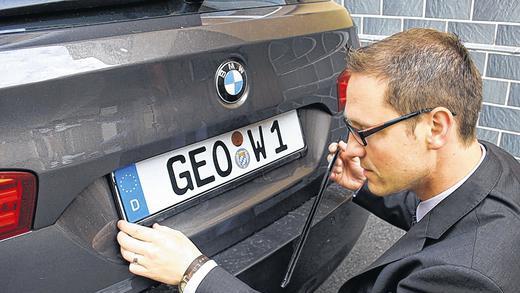 GEO ist Pflicht: Bürgermeister Thorsten Wozniak clippt das GEO-Nummernschild nach der Wiederzulassung des Altkennzeichens auf sein Auto. GEO ist Pflicht: Bürgermeister Thorsten Wozniak clippt das GEO-Nummernschild nach der Wiederzulassung des Altkennzeichens auf sein Auto.