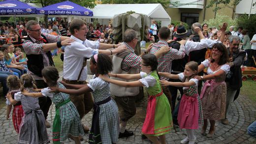 36. Laurentiusfest: Modenschau folgte dem Bieranstich       -  (ehe)   Nach Herzenslust schlemmen konnten die Besucher des Laurentiusfest am Wochenende in Zell. Die Arbeitsgemeinschaft Laurentiusfest mit ihrem Vorsitzen Mohamed Mahmoud hatten alle nur denkbaren Vorbereitungen getroffen, den Gästen beim 36. Laurentiusfest bei starker Konkurrenz von Veranstaltungen in den Nachbargemeinden auf dem Rathausplatz einen angenehmen Aufenthalt zu gewährleisten. Einer der Höhepunkte des traditionellen Patronatsfest des Marktes Zell am Main war nach dem obligatorischen Bieranstich durch Bürgermeisterin Anita Feuerbach eine Modenschau. Auf einen Laufsteg hatte der Arbeitskreis Kultur als Organisator verzichtet. Und so mischten sich bei der Modeschau zu aktueller Trachten- und Landhausmode die Models einfach unters Publikum. Bereits in der dritten Auflage hatten sich Kinder und Erwachsene aus Zell bereit erklärt, die Mode vorzuführen. Im Anschluss sorgten die &bdquo;Bavarian Beat Boys&ldquo; für Unterhaltung. Mit einem Flohmarkt startete der Sonntag schon vor dem ökumenischen Morgengebet. Zum Weißwurstfrühstück hatte die Kapelle &bdquo;promusica&ldquo; ein Heimspiel. In bewährter Zusammenarbeit hatte die Arbeitsgemeinschaft Laurentiusfest unter Beteiligung des Partnerschaftskomitees, Musik- und Gesangverein, TG Zell, Obst- und Gartenbauverein, SPD-Ortsverband, FC Zell und Gastronom Lorenzo für die Organisation verantwortlich gezeichnet.