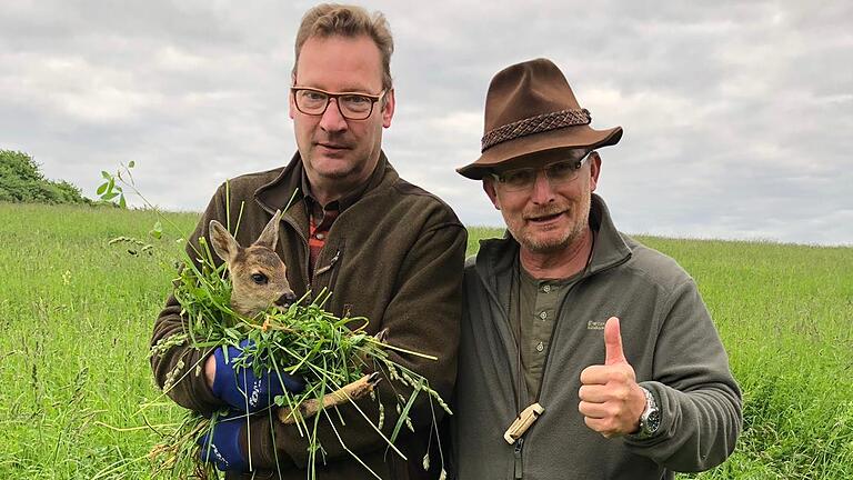 Erfolgreiche Rettung: Ralf Kuckertz und Michael Hein haben ein Rehkitz im hohen Gras aufgestöbert und konnten es vor dem Mähwerk in Sicherheit bringen. Das Foto entstand 2019. Erfolgreiche Rettung: Ralf Kuckertz und Michael Hein haben ein Rehkitz im hohen Gras aufgestöbert und konnten es vor dem Mähwerk in Sicherheit bringen. Das Foto entstand 2019. 