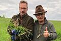 Erfolgreiche Rettung: Ralf Kuckertz und Michael Hein haben ein Rehkitz im hohen Gras aufgestöbert und konnten es vor dem Mähwerk in Sicherheit bringen. Das Foto entstand 2019.&nbsp;&nbsp;