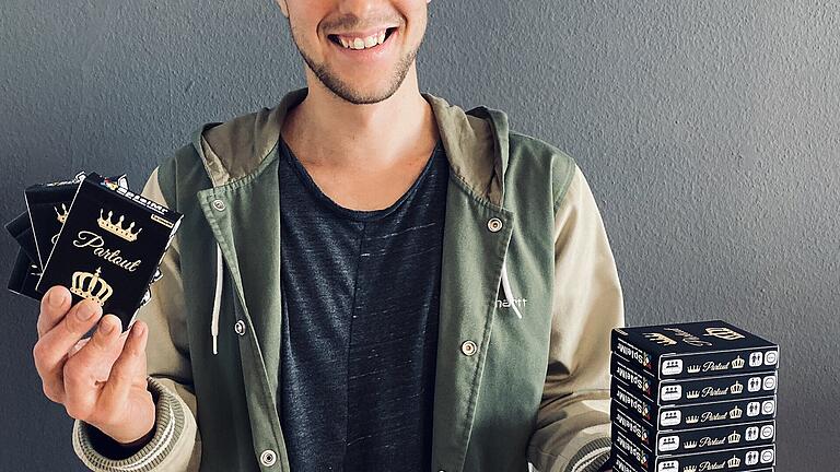 Adrian Dußler und zwei Kollegen haben ein Kartenspiel erfunden. 'Partout' ist ein Stichspiel, das zu dritt, zu viert oder zu sechst gespielt werden kann.