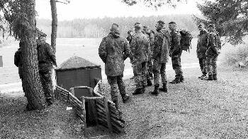 Im Rahmen einer Weiterbildung besuchten - Im Rahmen einer Weiterbildung besuchten Offiziere aus der I. Infanterieschule Hammelburg das
deutsch-deutsche Freilandmuseum bei Behrungen. Im Bild einige Soldaten am so genannten 'Erdbeobachtungsbunker' im
ehemaligen Grenzabschnitt 44 'Hammelbad' Im Rahmen einer Weiterbildung besuchten - Im Rahmen einer Weiterbildung besuchten Offiziere aus der I. Infanterieschule Hammelburg das
deutsch-deutsche Freilandmuseum bei Behrungen. Im Bild einige Soldaten am so genannten 'Erdbeobachtungsbunker' im
ehemaligen Grenzabschnitt 44 'Hammelbad'