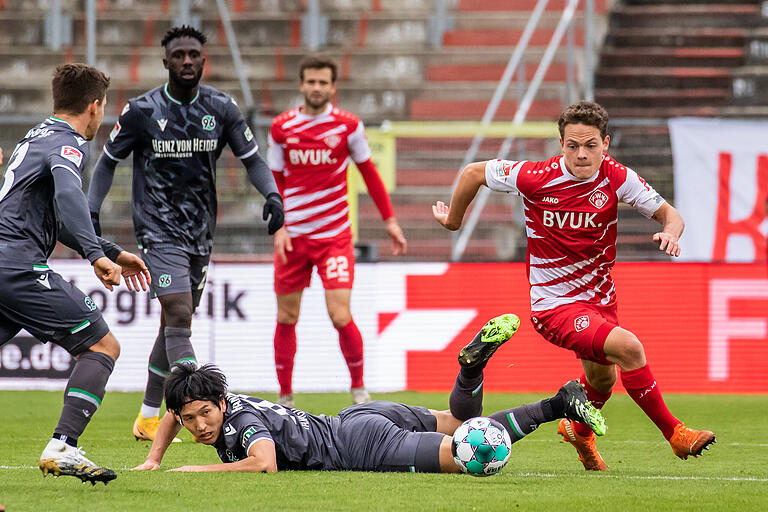 Seitenwechsel? Hier ist Kickers-Akteur Patrick Sontheimer im Hinspiel gegen Hannover 96 im Einsatz. Die Niedersachsen sollen nun Interesse an einer Verpflichtung des Mittelfeldmanns haben. Seitenwechsel? Hier ist Kickers-Akteur Patrick Sontheimer im Hinspiel gegen Hannover 96 im Einsatz. Die Niedersachsen sollen nun Interesse an einer Verpflichtung des Mittelfeldmanns haben.