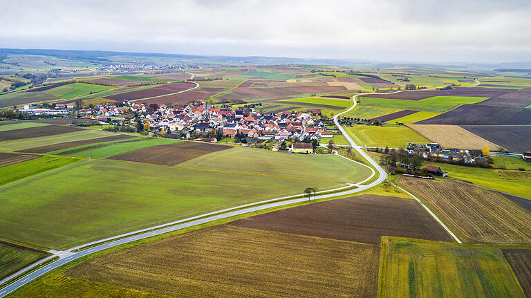 Im Aidhäuser Gemeindeteil Happertshausen herrscht eine große Nachfrage nach Bauplätzen. Deshalb fordern die Haßberge-Check-Teilnehmer ein neues Baugebiet. Im Aidhäuser Gemeindeteil Happertshausen herrscht eine große Nachfrage nach Bauplätzen. Deshalb fordern die Haßberge-Check-Teilnehmer ein neues Baugebiet.