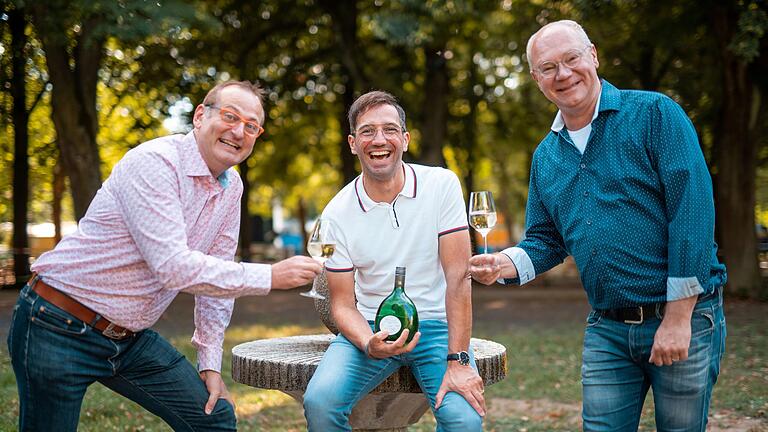 Sie freuen sich auf den dritten Volkacher Kabarett Sommer (von links): der künstlerische Leiter des Kabarett Sommers, Volker Heißmann, der Leiter der Touristinformation Volkacher Mainschleife Marco Maiberger und Komödiant Martin Rassau. Sie freuen sich auf den dritten Volkacher Kabarett Sommer (von links): der künstlerische Leiter des Kabarett Sommers, Volker Heißmann, der Leiter der Touristinformation Volkacher Mainschleife Marco Maiberger und Komödiant Martin Rassau.