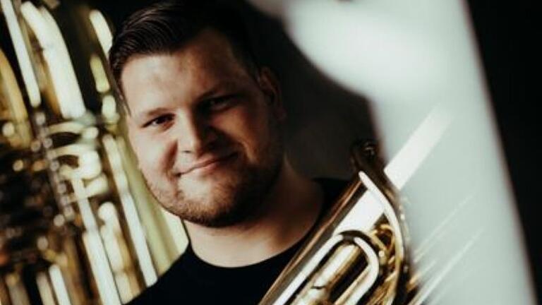 Fabian Neckermann mit seiner Tuba. Fabian Neckermann mit seiner Tuba.