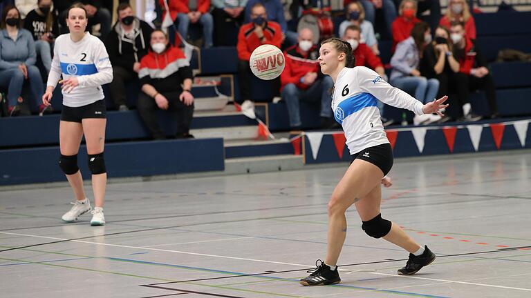 Luisa Kaemmer (links) und Antonia Fuchs vom TV Segnitz bei der Endrunde um die deutsche Faustball-Meisterschaft der Frauen in Moslesfehn im vergangenen März. Luisa Kaemmer (links) und Antonia Fuchs vom TV Segnitz bei der Endrunde um die deutsche Faustball-Meisterschaft der Frauen in Moslesfehn im vergangenen März.