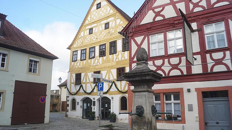 Blick auf das Rathaus (hinten Mitte) in Prichsenstadt, davor der Karlsbrunnen mit Alter Schmiede (rechts).
