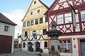 Blick auf das Rathaus (hinten Mitte) in Prichsenstadt, davor der Karlsbrunnen mit Alter Schmiede (rechts).