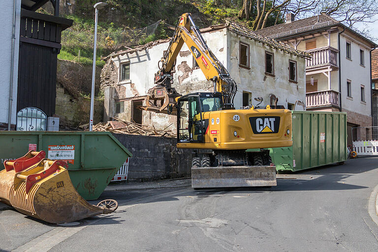 Für die Abbrucharbeiten des Gebäudes Rotenberg 8 wurde aktuell die Rotenbergstraße komplett gesperrt. Später soll der entstehende Freiplatz im Rahmen des Stadtentwicklungskonzeptes gestaltet werden.