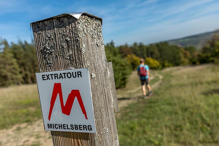 Die leicht bis mittelschwer eingestufte Wanderung, die durch ein rotes 'M' auf weißem Grund markiert ist, vereint Natur, Kunst und wunderbare Ausblicke.