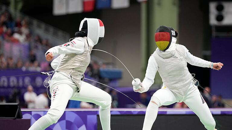 Paris 2024 - Fechten       -  Medaillen-Traum geplatzt: Anne Sauer (r.) scheiterte bei ihrer Olympia-Premiere im Viertelfinale.