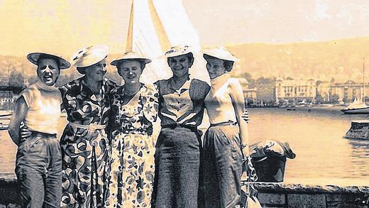 Modisch chic: Damenprogramm während der Spiele. In der Mitte Hildegard Koch, geborene Reinhart.