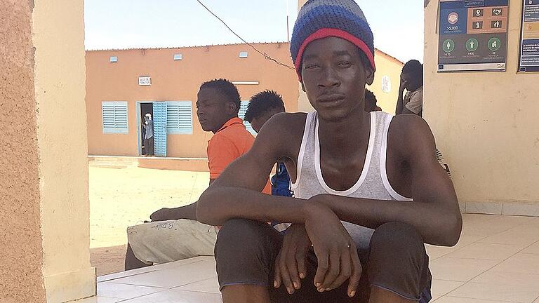 Rückkehrer aus Libyen       -  Der 27-jährige Ibrahim Sorry aus Gambia sitzt in einem Transitzentrum der Internationalen Organisation für Migration (IOM) in Agadez (Niger). Er wartet dort auf seine Rückführung nach Gambia.