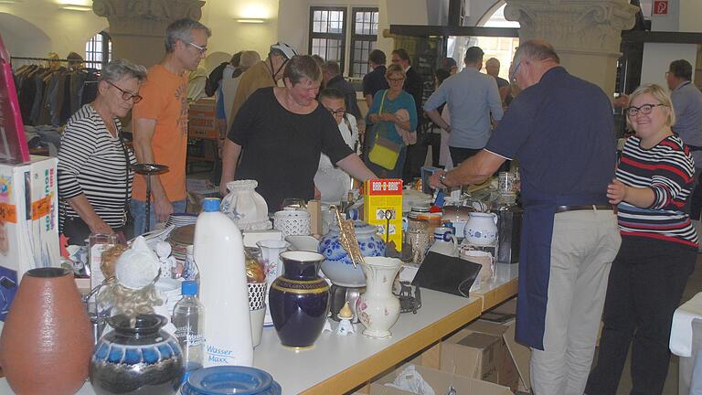 Zum traditionellen Flohmarkt hatte der Lionsw Club Kitzingen wieder eingeladen gehabt.&nbsp;