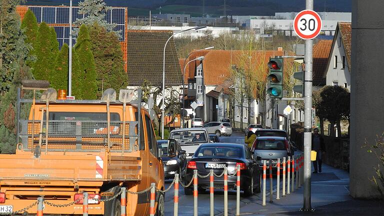 Die Verkehrssituation in Herschfeld in der Kirchstraße und Falltorstraße ist schwierig. Vor der Übergabe der Ortsdurchfahrt vom Kreis an die Stadt wird sie ausgebaut.&nbsp;