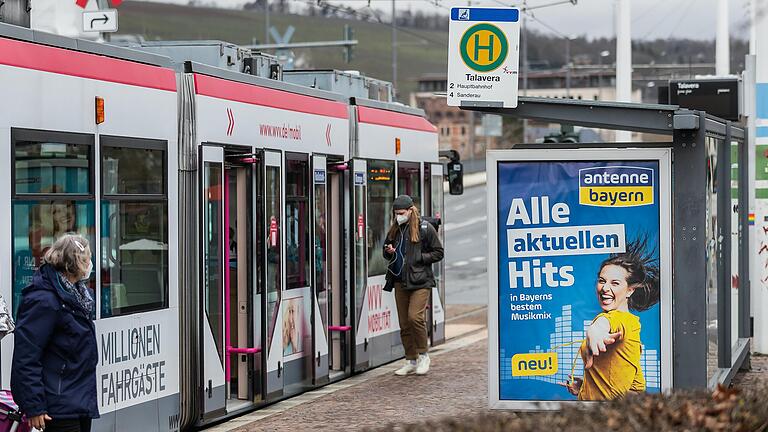 Bereits fertiggestellt ist die Straßenbahn Haltestelle Talavera. Gekennzeichnet wird die barrierefreie Haltestelle mit einem blauen Balken als Symbol über dem Haltestellenschild.