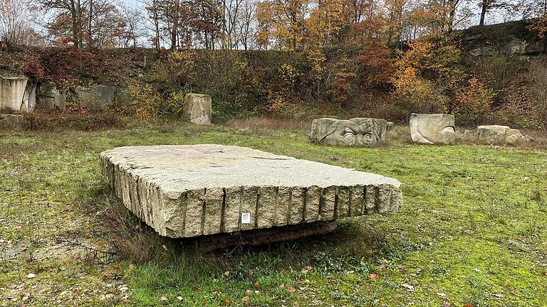 'Dieser Monolith ist eine absolute Rarität', sagte Zweiter Bürgermeister Hans Albert. Der Stein könnte beim Brückenbau zur Insel im Schlosspark von Tretzendorf verwendet werden.