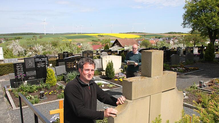 Matthias Emmert (vorne) und Dieter Densch überprüfen jedes Jahr Anfang Mai die Grabsteine auf den zwölf Friedhöfen der Stadt Hammelburg. Insgesamt sind das ungefähr 3500 Stück.       -  Matthias Emmert (vorne) und Dieter Densch überprüfen jedes Jahr Anfang Mai die Grabsteine auf den zwölf Friedhöfen der Stadt Hammelburg. Insgesamt sind das ungefähr 3500 Stück.