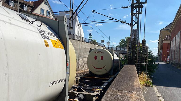 Die Eisenbahntrasse Schweinfurt - Bamberg führt nahe der Harmonie-Kreuzung durch eine Tunnel. Der muss ebenfalls saniert werden. Fraglich ist, ob die Stadt oder die Bahn für die Kosten aufkommen muss.