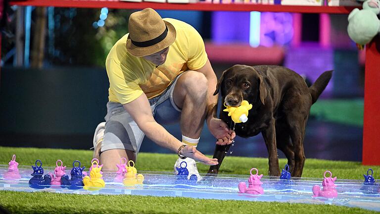 Labrador Paul mit Herrchen Matthias Weth beim Einhornangeln in der RTL-Show Top Dog Germany.