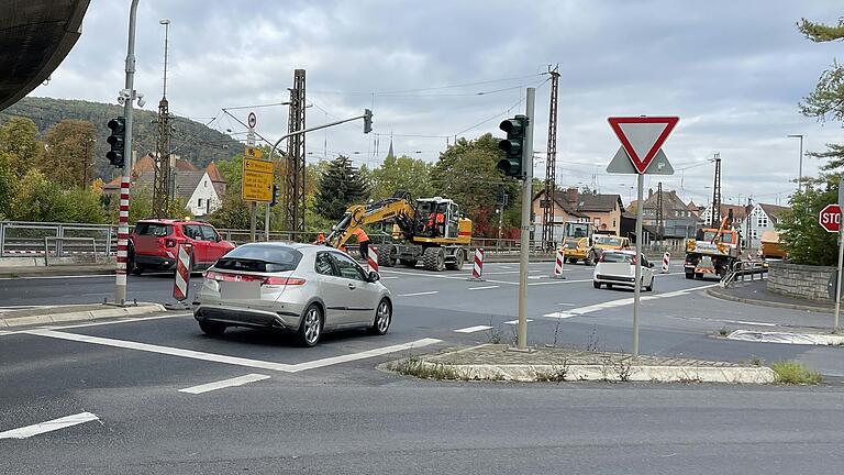 Eine Sorge des Landratsamts ist, dass der Schwerlastverkehr trotz verengter Fahrbahn aus der Arnsteiner Straße kommend Richtung Würzburg abbiegen würde.