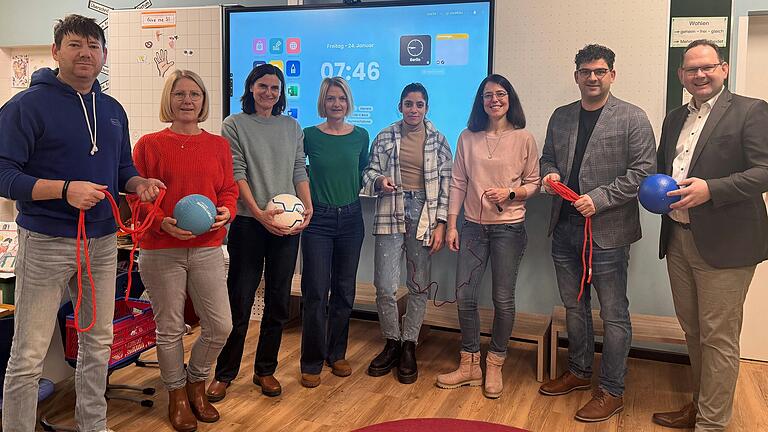 Auf dem Foto (von links): Peter Wenger, Nicole Gerhard, Marion Kuhn, Tanja Breitenbach, Felicitas Baar, Carolin Kaufmann, Mathias Rudolph, Michael Hombach. Auf dem Foto (von links): Peter Wenger, Nicole Gerhard, Marion Kuhn, Tanja Breitenbach, Felicitas Baar, Carolin Kaufmann, Mathias Rudolph, Michael Hombach.