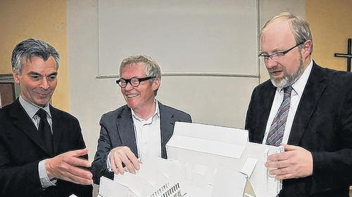 Planer und Bauherren: Diözesanbaumeister Augusto Cesare Stefano (von links), Architekt Arno Lederer vom Stuttgarter Büro Lederer, Ragnarsdottir und Oei und Pfarrer Oswald Sternagel mit dem Modell des geplanten Pfarrzentrums auf dem Ochsenfurter Kirchplatz.