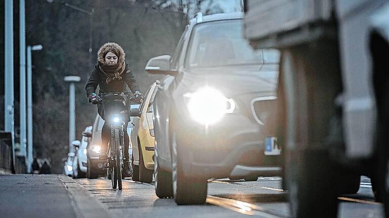 Verkehrsituation auf der Löwenbrücke       -  Bleibt ein Abenteuer: Radfahren auf der Löwenbrücke.