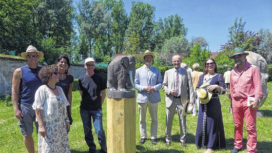 Vier Künstler präsentieren Kunst auf der Wiese. Auf unserem Bild freuen sich Landrat Wilhelm Schneider (Dritter von rechts), Gerhard Nerowski (Vierter von links), Hermann Freiherrn von Rotenhan und Gattin (Vierter und Zweite von rechts) sowie (von links) Sören Ernst und Steff Bauer, davor Eleonore Schmidts-Stumpf und Egon Stumpf (rechts).