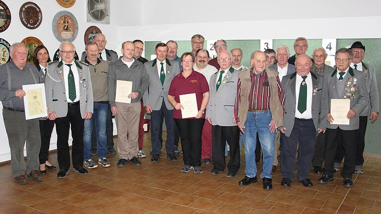 Die Geehrten (von links): Gerhard Mahr,1.SM Barbara Wagner,1.GSM Siegfried Weinich,Walter Star,2.SM Karlheinz Bayer,Hermann Bauer,Gerhard Baier,Heinrich Fürstenhöfer,Georg Moahkorn,Ursula Feindert,Dieter Müller,Norbert Werner,Werner Lurz,Gert Neudert,Herbert Klein,Alois Werner,Stefan Teufel,Gert Beyer,Ernst Nehmeier,Ferdinand Schenk,Hans Beyer,Mathias Feindert und Gerhard Rüdinger.