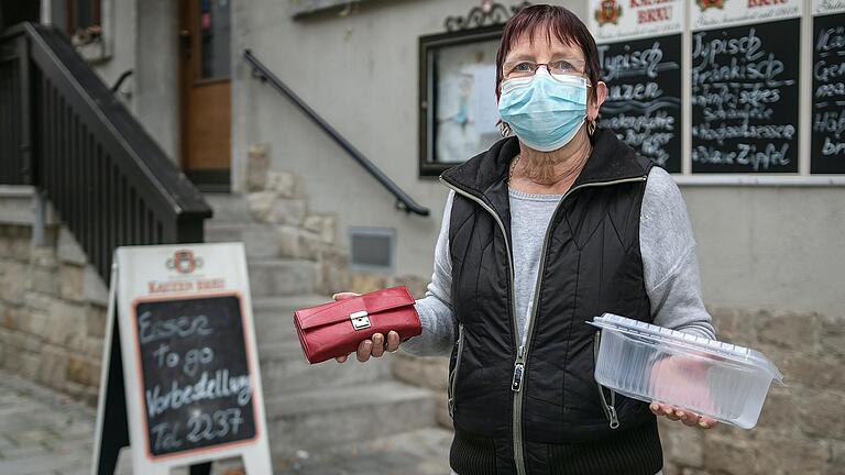 Schwierige Zeiten für Gastronomen: Doris Sinn, Pächterin des Gasthof&nbsp; 'Kauzen' in Ochsenfurt, bietet ihr Essen zum Mitnehmen an. Doch Bestellungen sind selten.