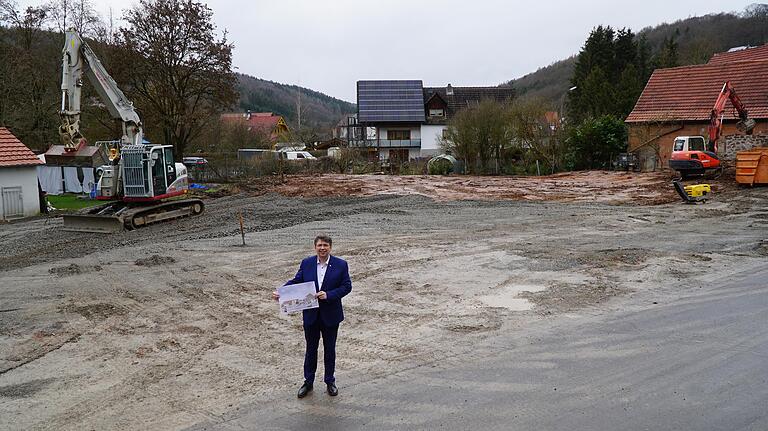 Bürgermeister Johannes Wagenpfahl vor der Baulücke in der Gräfendorfer Ortsmitte.