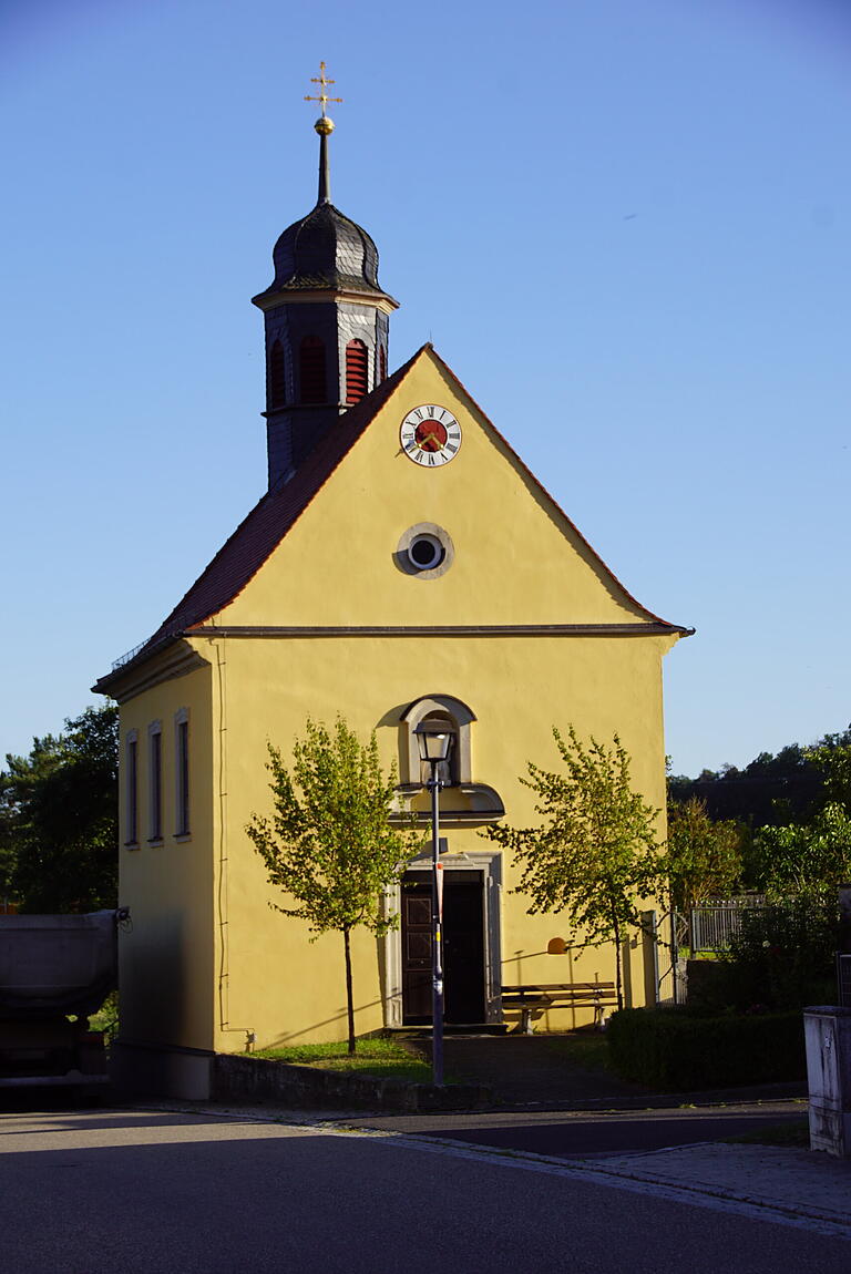 Weil die Telekom entlang der Karbacher Kirche im Gehweg eine Leitung erneuert, benötigt sie eine denkmalschutzrechtliche Erlaubnis. Weil die Telekom entlang der Karbacher Kirche im Gehweg eine Leitung erneuert, benötigt sie eine denkmalschutzrechtliche Erlaubnis.