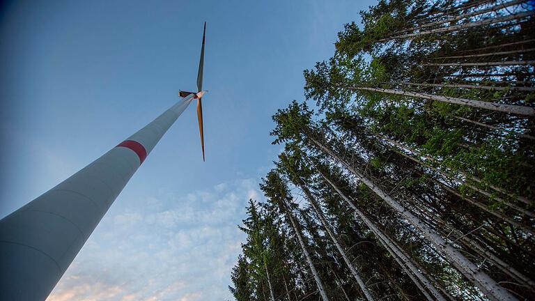 Einige Windparks, wie hier im Sailershäuser Wald (Archivbild), gibt es bereits im Landkreis Haßberge. Die Gemeinde Theres steht nun jedoch vor Schwierigkeiten bei der Planung neuer Anlagen.